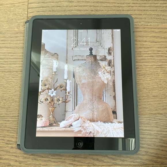 Apple iPad 2 - 16gb with Case and charge outlet - Picture 3 of 7
